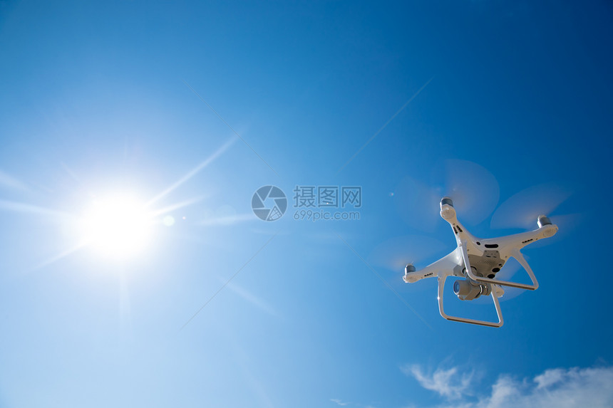 一架小型无人驾驶飞行器在空中飞行图片