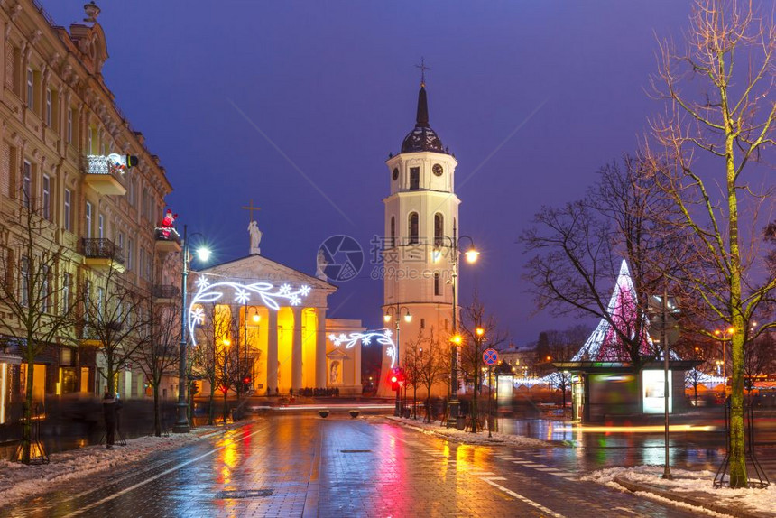 圣诞节Gediminas前景立陶宛维尔纽斯在夜色蓝时段装饰和照亮了圣诞节Gediminas前景和Belfry大教堂波罗的海各州图片