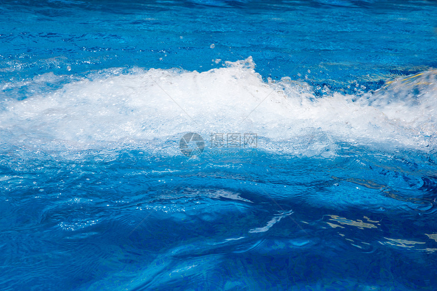 蓝色游泳池的地下水图片