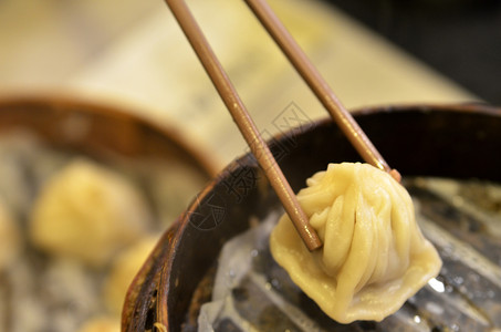 小龙宝传统汤碗是上海人热门菜在竹轮蒸汽中发图片