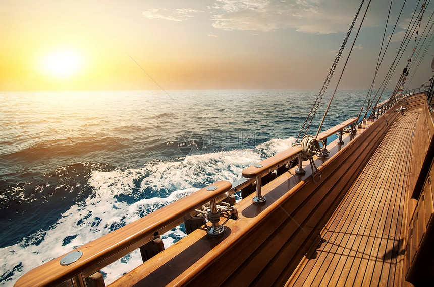 日落时在红海航行的帆船图片