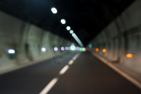 穿过黑暗隧道的通车穿过黑暗隧的通模糊运动驱器图片