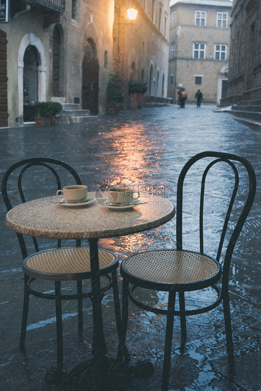 旧欧洲城镇的雨小街咖啡厅图片