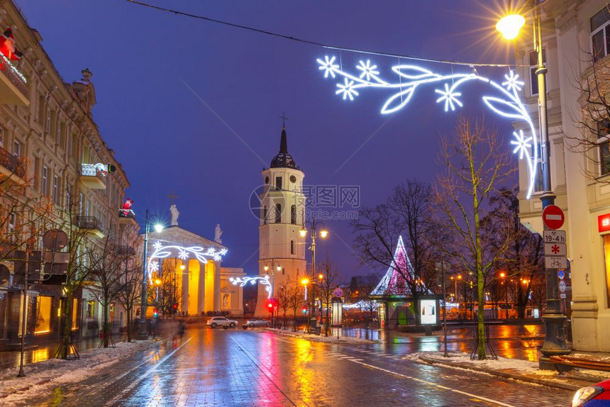 圣诞节Gediminas前景立陶宛维尔纽斯在夜色蓝时段装饰和照亮了圣诞节Gediminas前景和Belfry大教堂波罗的海各州图片