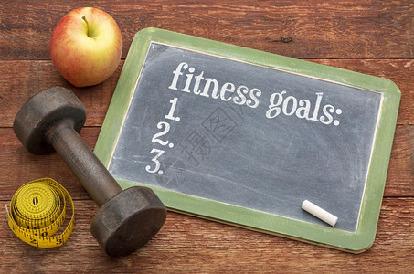 健康目标清单黑板牌用哑铃苹果和磁带等量的红漆谷仓木图片