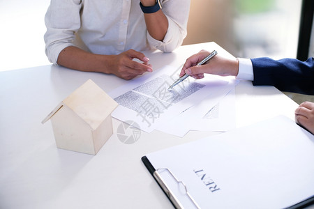 商业人员与房地产代理商签订交易合同顾问概念和家庭保险锁高清图片素材