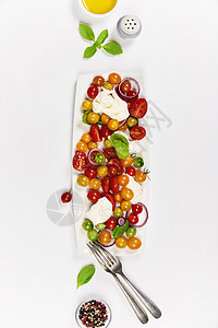 卡布雷斯沙拉莫扎奶酪西红柿和巴林草叶白背景孤立高清图片