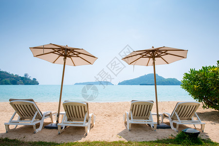 泰国普吉海滩的椅图片