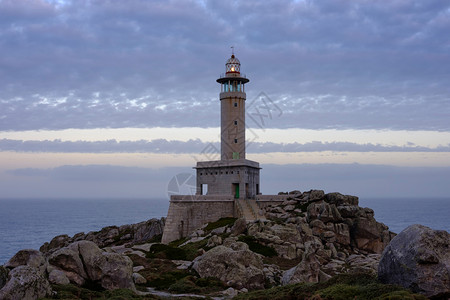 西班牙黄昏时的PuntaNariga灯塔图片