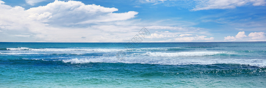 海浪和蓝天空大海景图片