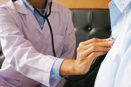 医生用听诊器检查病人身体保健图片