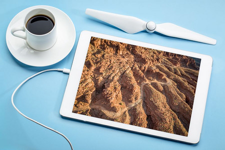 Canyon公路空中摄影概念用咖啡杯审查数字平板上的空中图像图片