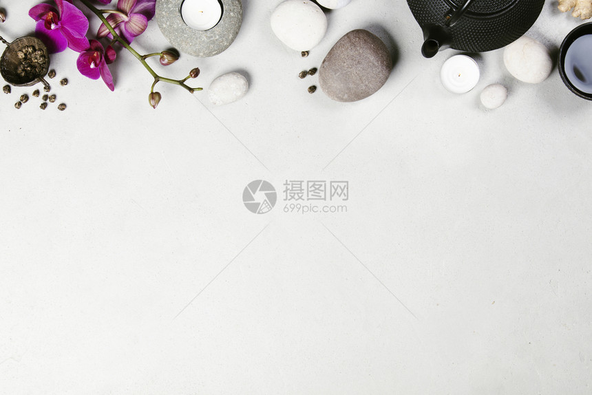 亚洲茶杯和混凝土背景的温泉石自然处理和放松概念图片