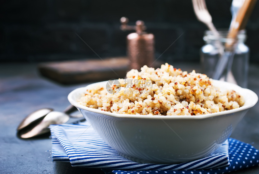 白碗里煮的quinoa股票照片图片