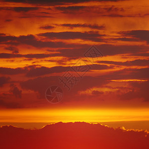 天空中闪耀的日落红色背景图片
