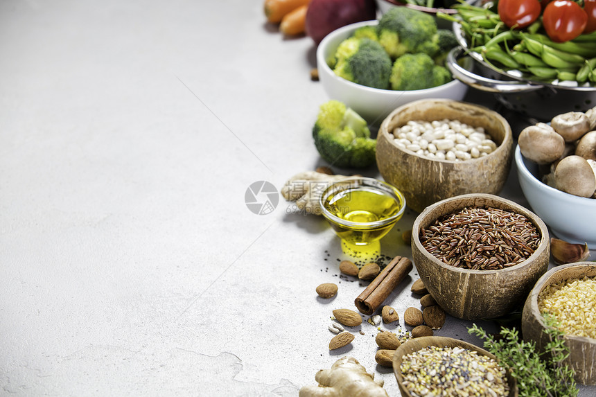 具有豆类谷物种子和灰混凝土底色的有机蔬菜健康食品概念复制空间图片