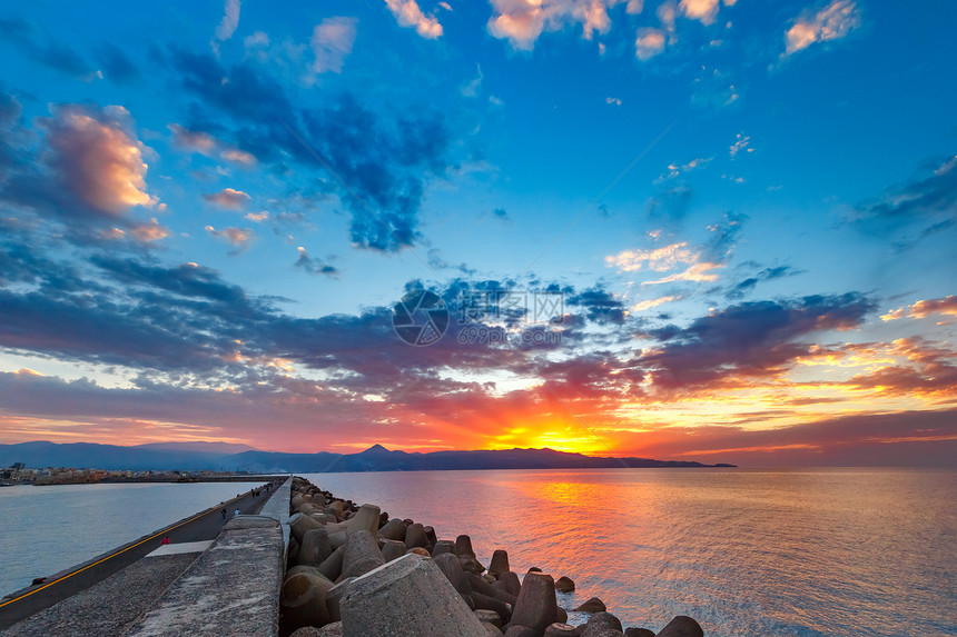 希腊克里特州拉利翁海港全景日落时希拉克利翁港和防水希腊克里特图片