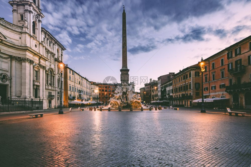早上在意大利罗马的纳沃广场清晨在意大利罗马的纳沃广场有埃及方尖碑的四河喷泉图片