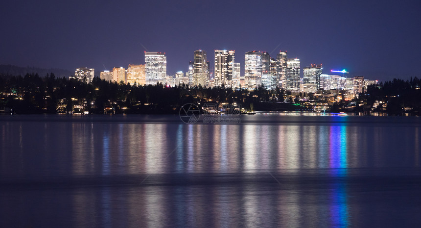 华盛顿市的灯光反映在湖对面的水景中图片