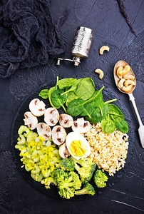 食用物含蔬菜和鸡蛋的油锅图片