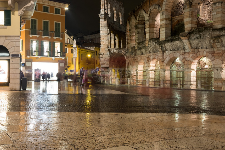古罗马安菲修寺晚上在维罗纳的布拉广场晚上在比罗纳的布拉广场晚上在意大利维内托图片