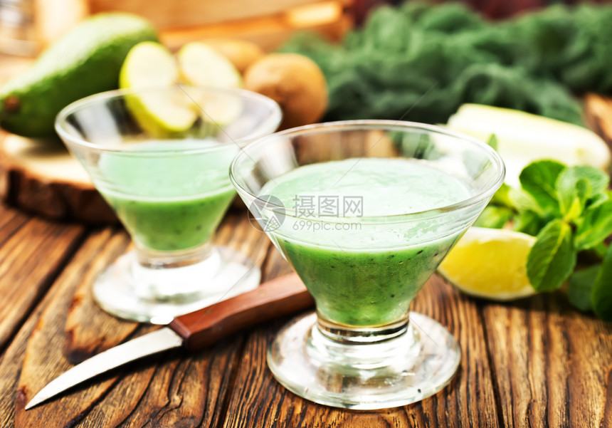 绿色蔬菜冰凉玻璃和原料图片