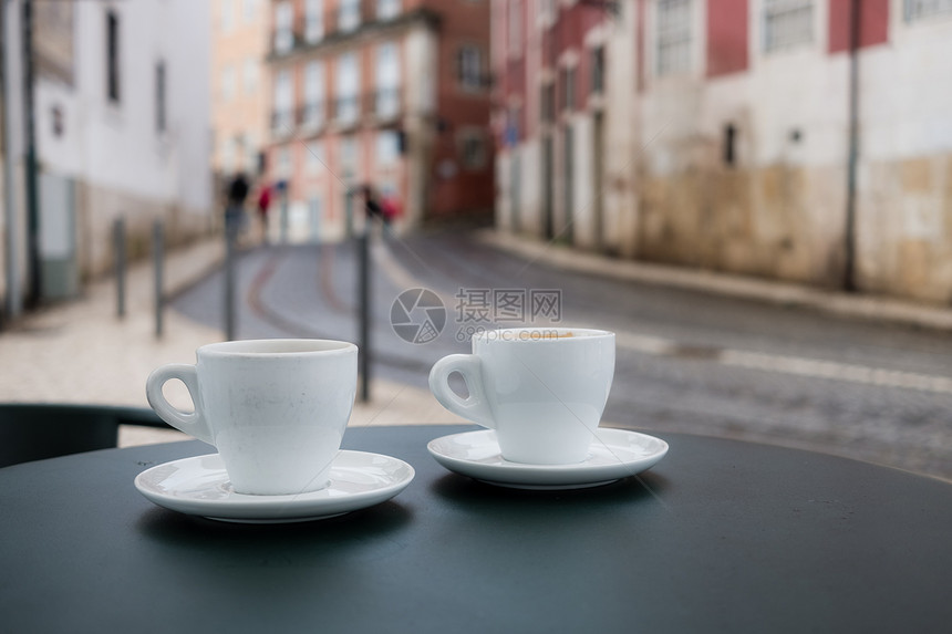 欧洲典型户外咖啡厅桌上的杯图片