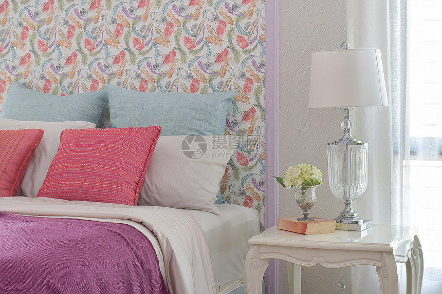 彩色浪漫的床铺风格与美丽的模式头板彩色浪漫的床铺风格与美丽的模式头板和水晶底阅读灯图片