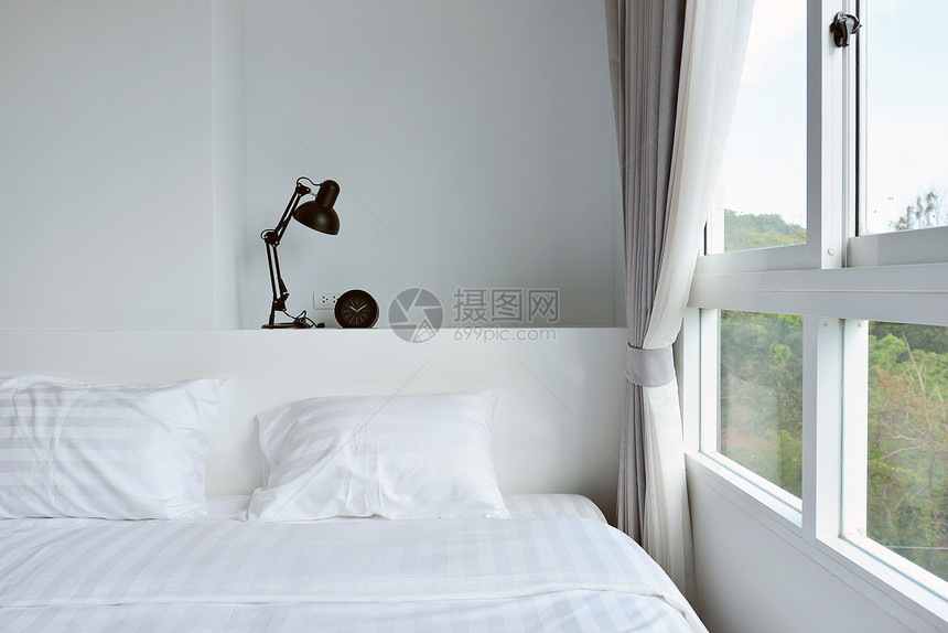 在白色现代卧室的木制顶柜上现代灯室内设计图片