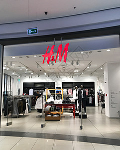 嗯嗯保加利亚布尔斯2018年3月9日MallGalleriaBurgas的HM商店HM是一家瑞典多国服装零售公司背景