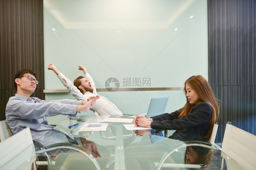 商业界人士在会议室里拉长空白的会议室商业界人士在会议室里拉长空白的图片图片