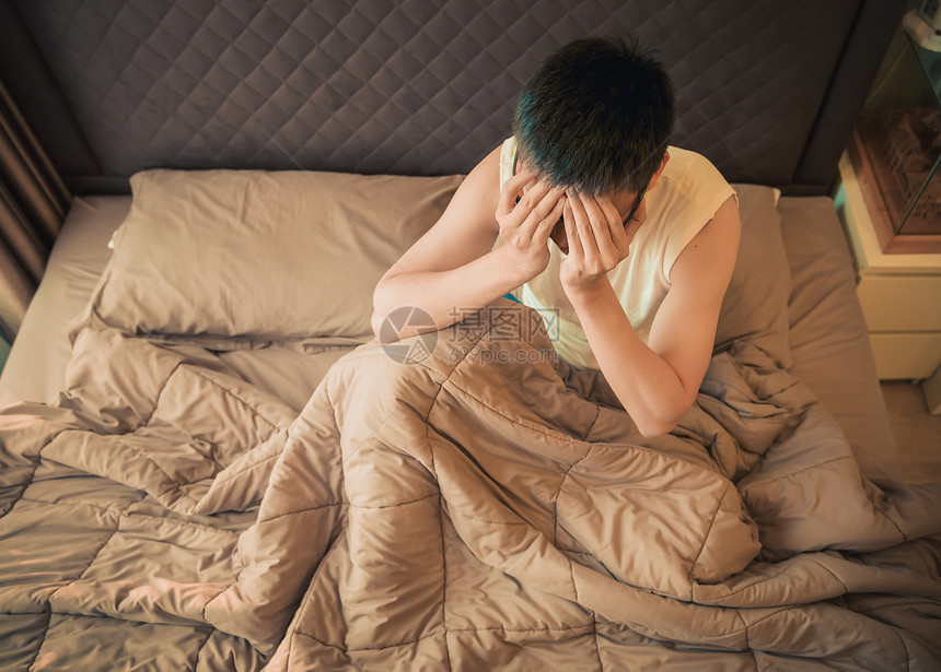 亚洲男子在床上患有抑郁症图片