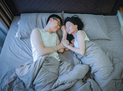 相爱的亚洲情侣一起睡觉图片
