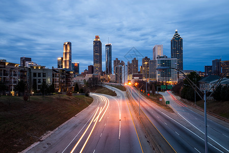 亚特兰大市中心横跨州际的市中心天线现代城市夜横跨州际的佐治亚美国路高清图片素材