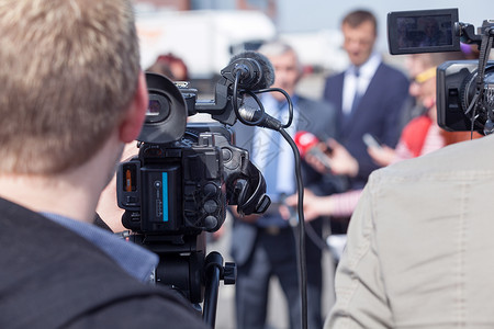 拍电视用摄像头拍一个事件新闻发布会媒体活动背景