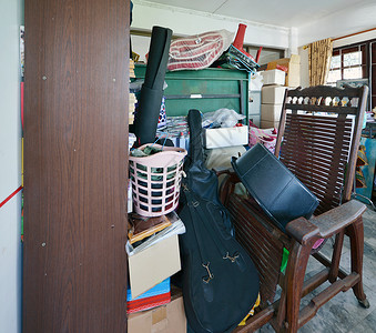 车库中废旧房屋垃圾杂乱不堪的储藏室背景图片