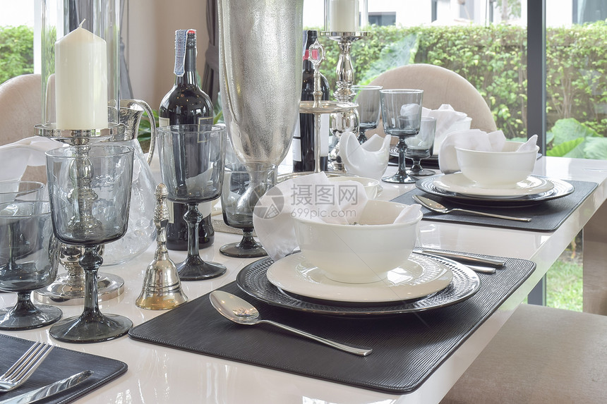 大理石餐桌上的优雅放在现代式餐室内高雅桌放在现代式餐桌的大理石上放在现代式餐桌上图片