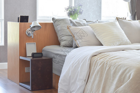 室内设计床上有白条纹枕头和装饰桌灯室内设计有白条纹枕头背景