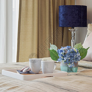 茶杯和书的装饰盘子在时尚的室内卧图片