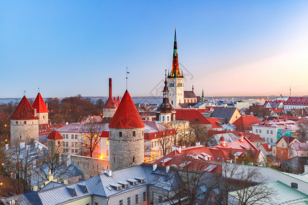圣让浸信会爱沙尼亚塔林老城的空中景象上午与世纪老城圣奥拉夫浸信会教堂和塔林城墙的空中市景象爱沙尼亚塔林背景