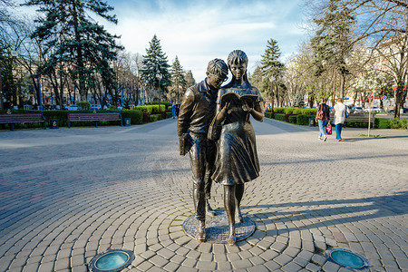电影英雄素材俄罗斯克拉诺达尔2018年4月6日俄罗斯克拉诺达尔的舒里克和利达纪念碑2018年4月6日克拉斯诺达尔市中心的舒里克和利达纪念碑背景