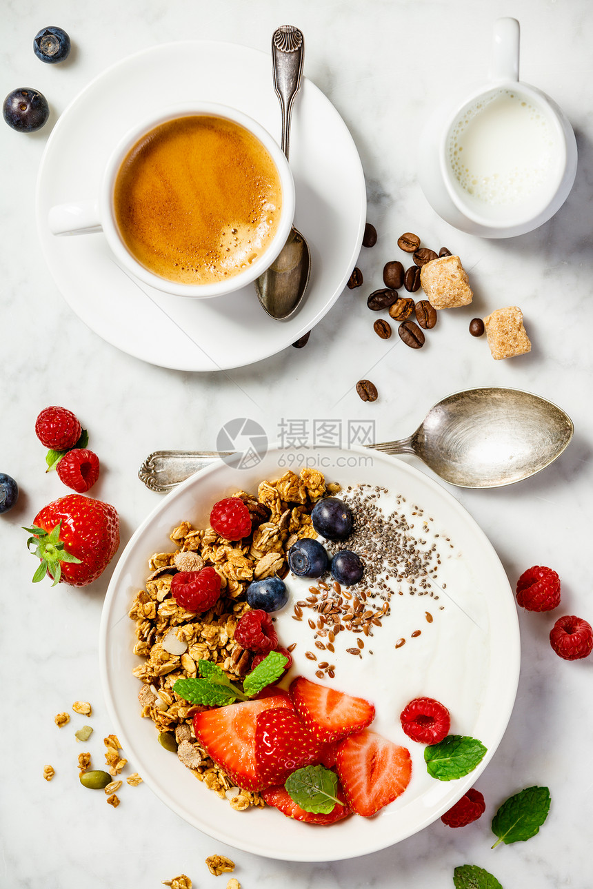 健康早餐咖啡和一碗自制麦片加酸奶和新鲜果子白大理石背景顶端平地健康早餐咖啡酸奶面粉和浆果健康早餐咖啡面粉和浆果图片