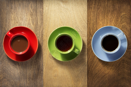 咖啡茶叶和可木制咖啡茶叶和可木制背景的图片