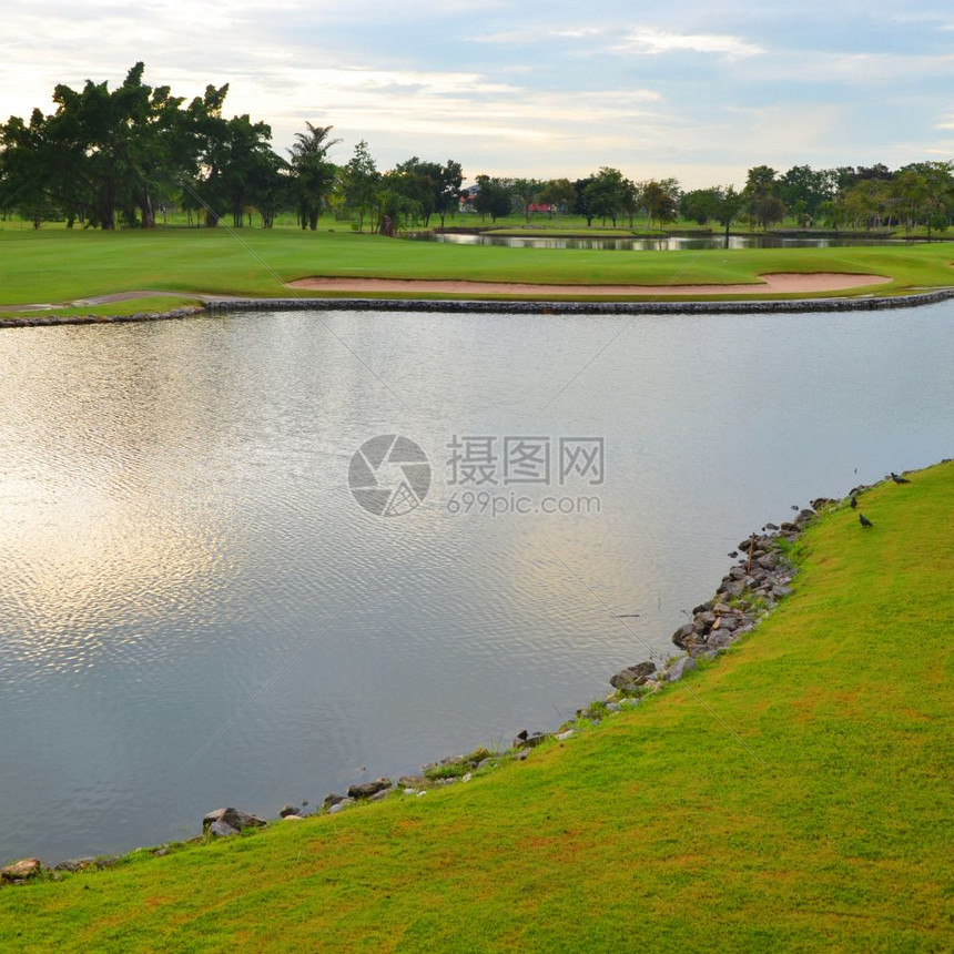 高尔夫球场的湖图片