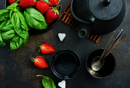茶壶加新鲜的面包和草莓新鲜的药茶背景图片