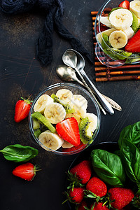 果沙拉漠新鲜水果沙拉香蕉草莓图片