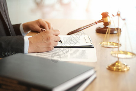 法律顾问向客户提出一份与手架和法律签订的合同司法和律师概念公司高清图片素材