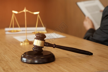 法律顾问向客户提出一份与手架和法律签订的合同司法和律师概念大律师高清图片素材