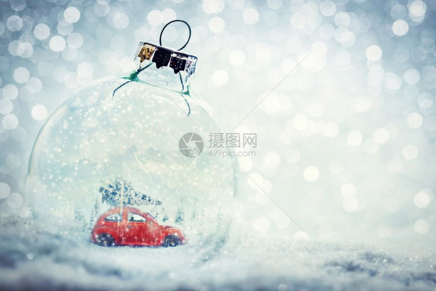 在雪中的圣诞玻璃球里面有微小的冬季世界车里有圣诞树山闪亮背景圣诞玻璃球图片