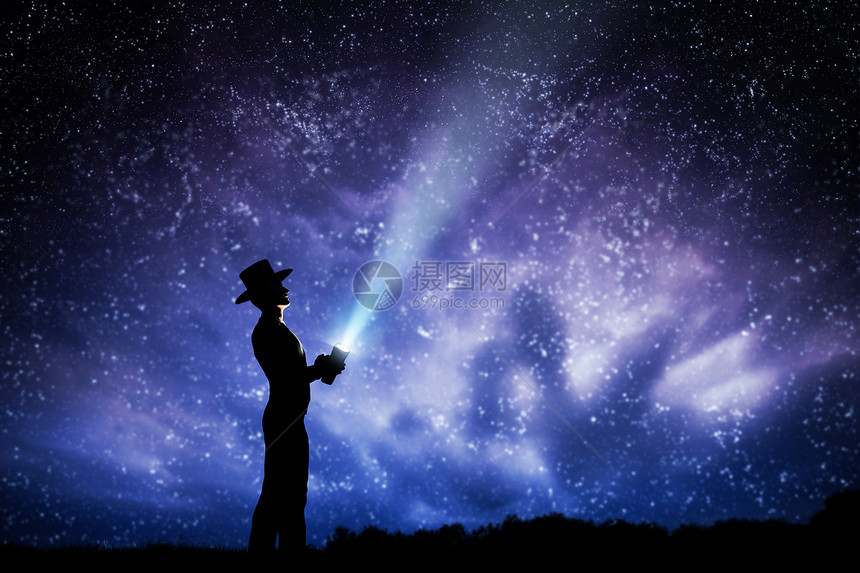 戴帽子的人在夜空上抛光束满是星概念探索梦想魔法幻戴帽子的人在夜空中抛光束图片